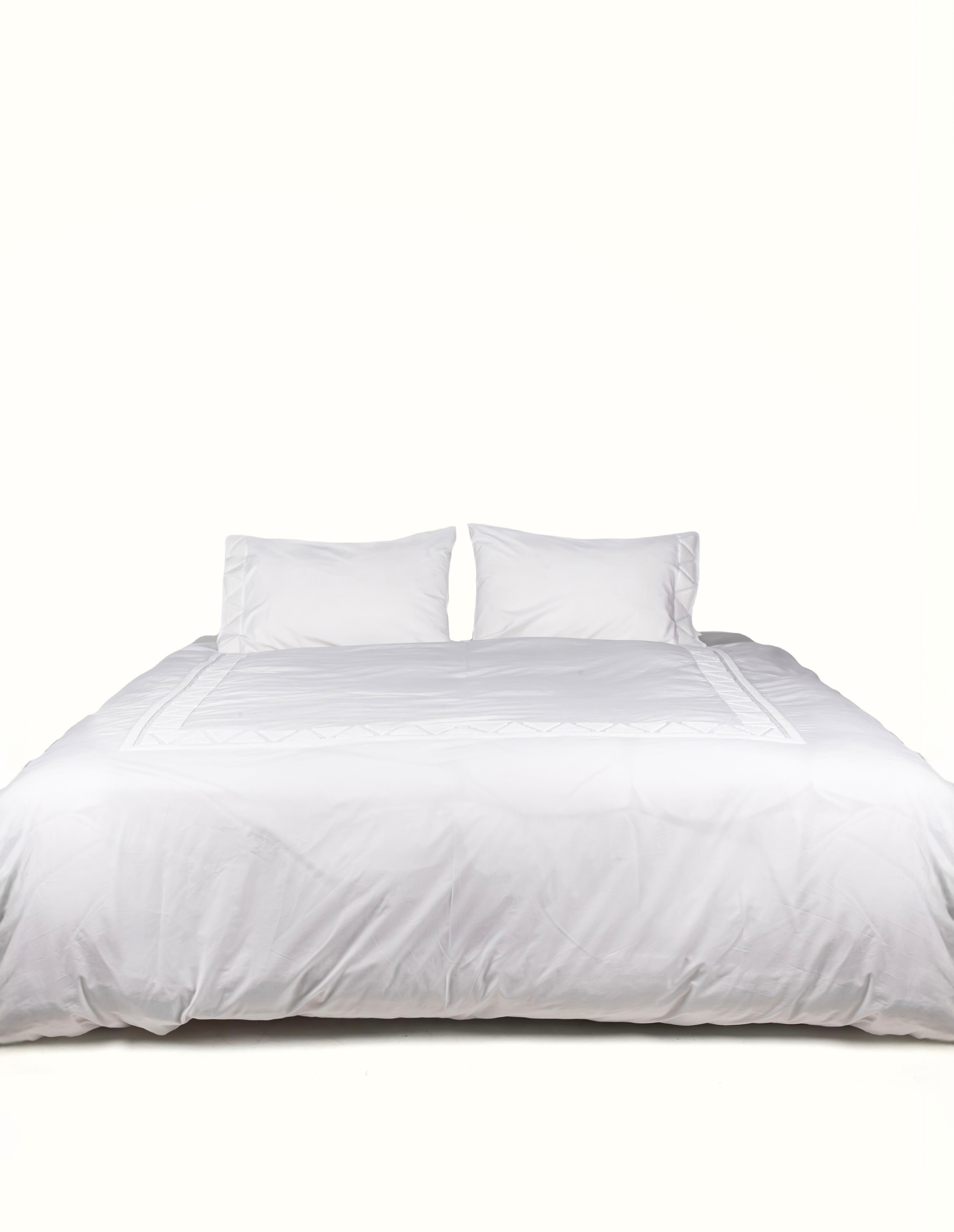 Border Triangles Tufted Duvet Set in White
