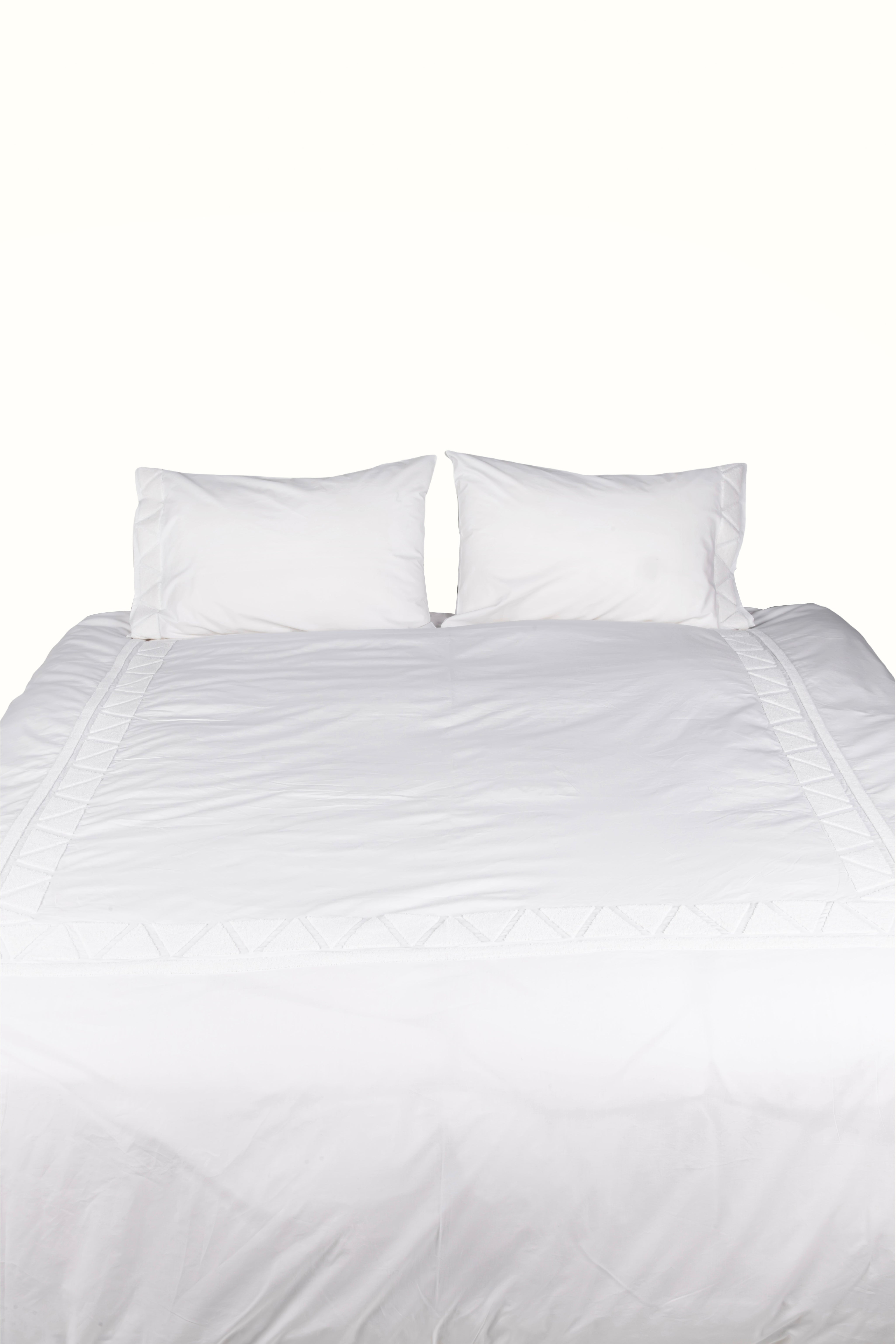 Border Triangles Tufted Duvet Set in White